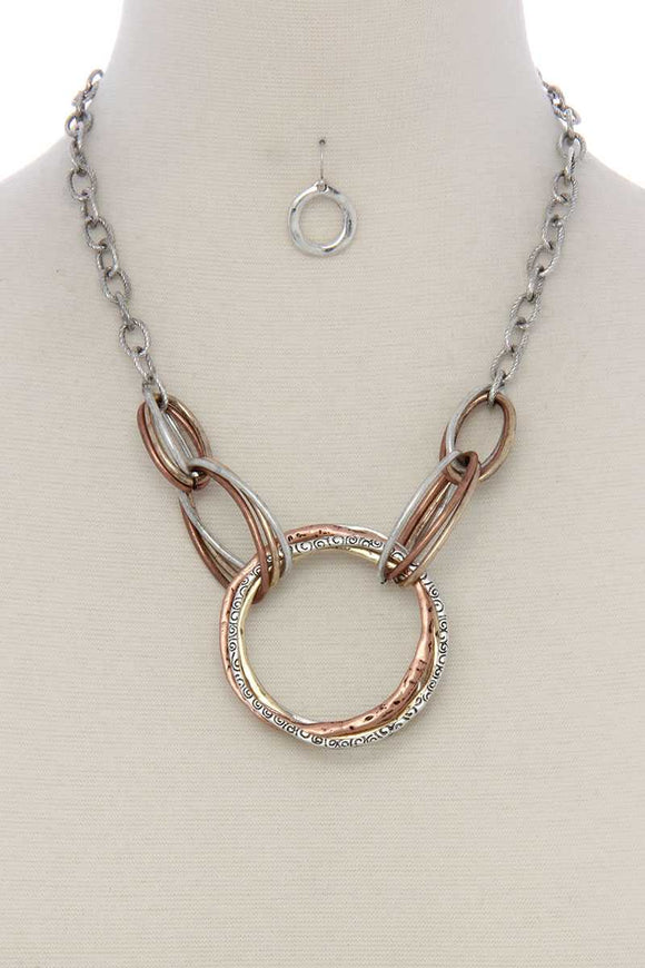 Hammered circle linked short necklace