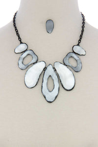 Organic shape short necklace