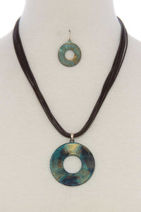 Textured cutout circle pendant necklace